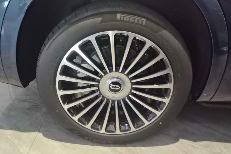 Used Hima AITO M8 2025 Extended-Range Ultra Version 53.4 kWh 5-Seater Edition Right Rear Wheel Hub