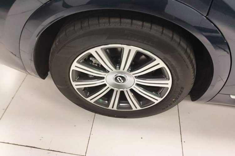 Used Hima AITO M8 2025 Model Range-Extended Max Version 53.4kWh Six-Seater (896-line LiDAR) Right Rear Wheel Hub