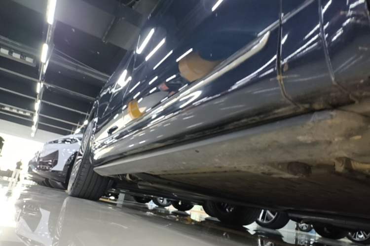Used Hima AITO M8 2025 Extended-Range Ultra Version 53.4 kWh 5-Seater Edition Right Side Sill