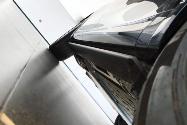 Used Hima AITO M8 2025 Extended-Range Max Version 37 kWh 5-Seater Right Side Sill