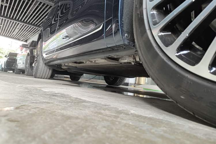 Used Hima AITO M8 2025 Extended-Range Max+ Version 53.4 kWh 5-Seater Edition Right Side Sill