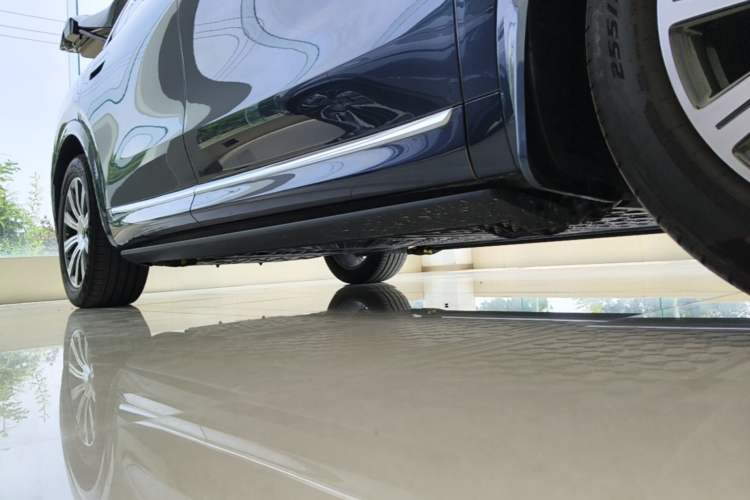 Used Hima AITO M8 2025 Model Pure Electric Max+ Six-Seat Four-Wheel-Drive Version Right Side Sill