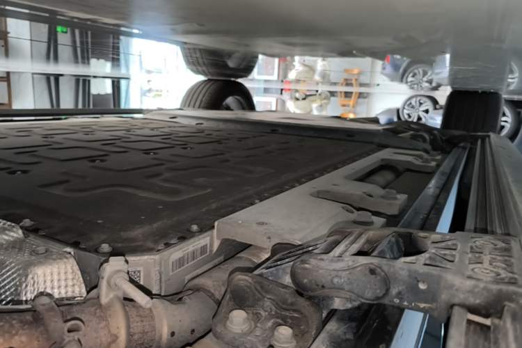 Used Hima AITO M8 2025 Extended-Range Ultra Version 53.4 kWh 5-Seater Edition Right Side Sill