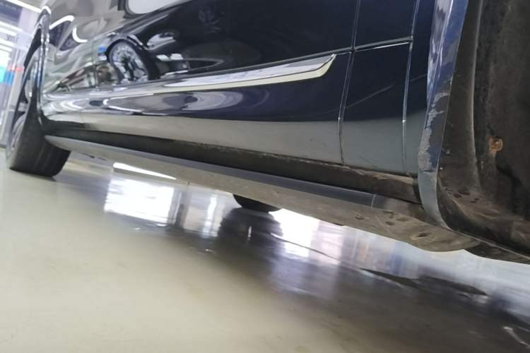 Used Hima AITO M8 2025 Extended-Range Max+ Version 53.4 kWh 6-Seater Edition Right Side Sill