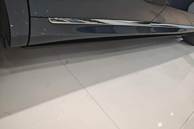 Used Hima AITO M8 2025 Extended-Range Ultra Version 53.4 kWh 5-Seater Edition Right Side Sill