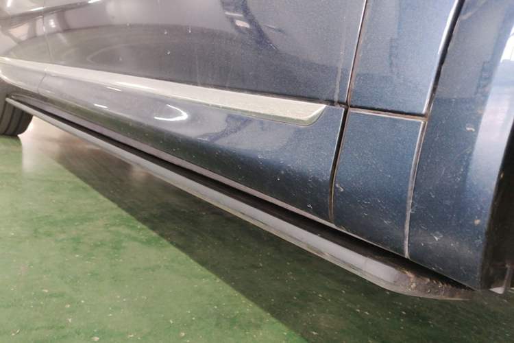 Used Hima AITO M8 2025 Extended-Range Max+ Version 53.4 kWh 5-Seater Edition Right Side Sill