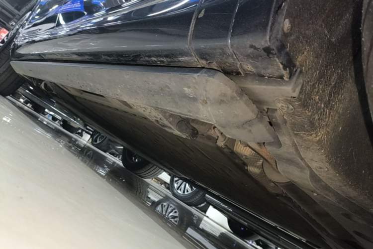 Used Hima AITO M8 2025 Extended-Range Ultra Version 53.4 kWh 5-Seater Edition Right Side Sill