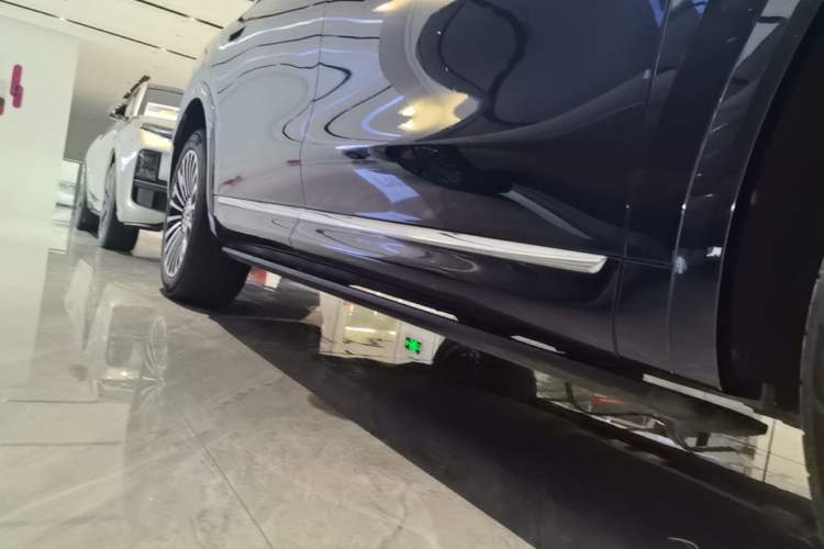 Used Hima AITO M8 2025 Extended-Range Ultra Version 53.4 kWh 5-Seater Edition Right Side Sill