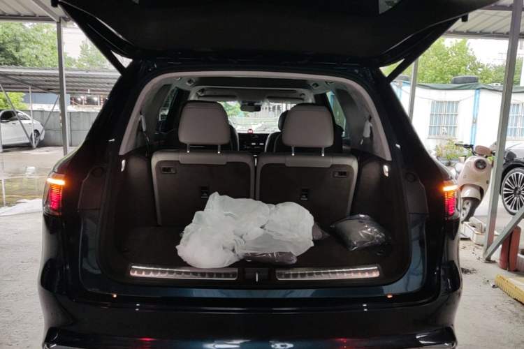 Used Hima AITO M8 2025 Extended-Range Ultra Version 53.4 kWh 6-Seater Edition Trunk