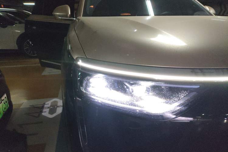 Used Hima AITO M8 2025 Extended-Range Max+ Version 53.4 kWh 6-Seater Edition Right Front Headlight