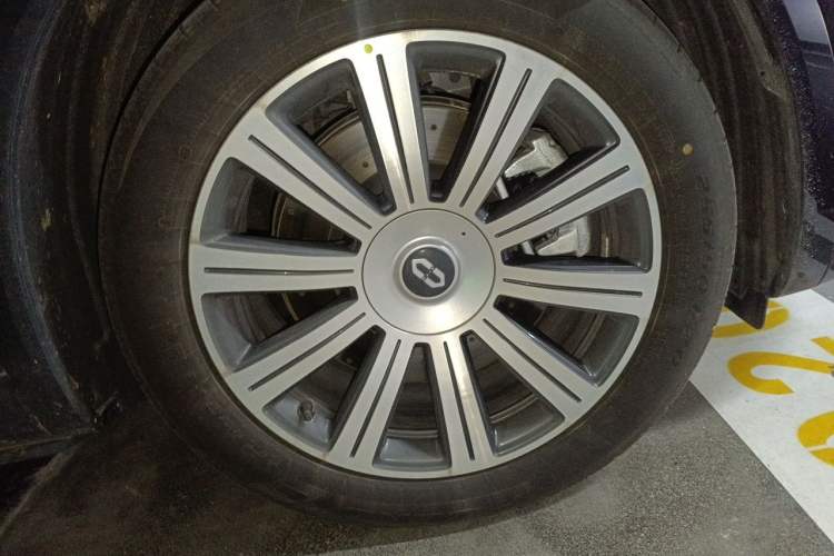 Used Hima AITO M8 2025 Extended-Range Max+ Version 53.4 kWh 5-Seater Edition Right Front Wheel Hub