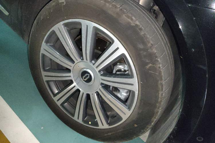 Used Hima AITO M8 2025 Extended-Range Max+ Version 53.4 kWh 6-Seater Edition Right Front Wheel Hub
