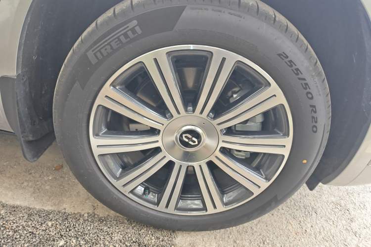 Used Hima AITO M8 2025 Model, Pure Electric Max+ Six-Seat Long-Range Version Right Front Wheel Hub