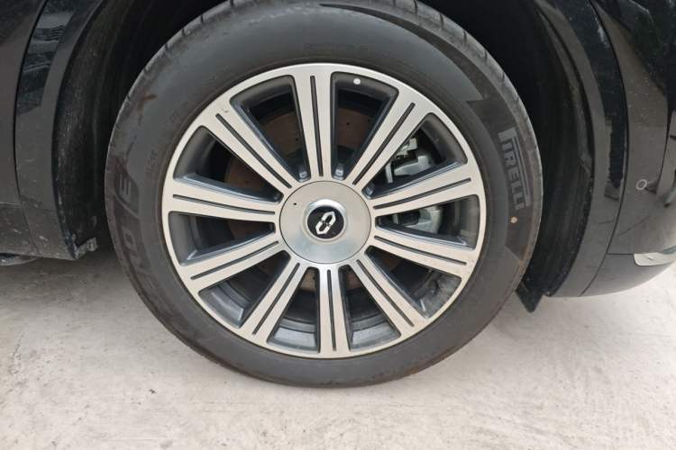 Used Hima AITO M8 2025 Extended-Range Max+ Version 53.4 kWh 6-Seater Edition Right Front Wheel Hub