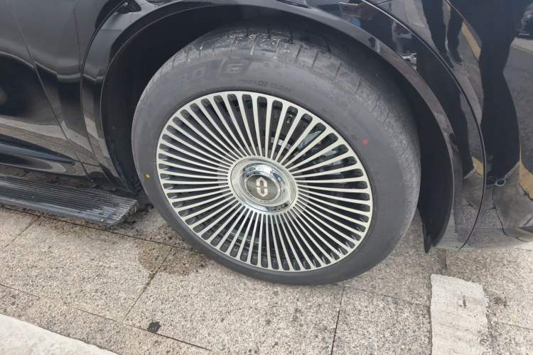 Used Hima AITO M8 2025 Model Pure Electric Max+ Six-Seater All-Wheel-Drive (896-line LiDAR) Right Front Wheel Hub