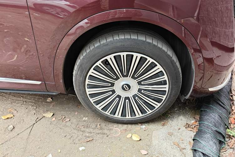 Used Hima AITO M8 2025 Extended-Range Max+ Version 53.4 kWh 5-Seater Edition Right Front Wheel Hub