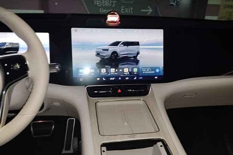 Used Hima AITO M8 2025 Extended-Range Max+ Version 53.4 kWh 6-Seater Edition Audio And AC Panel