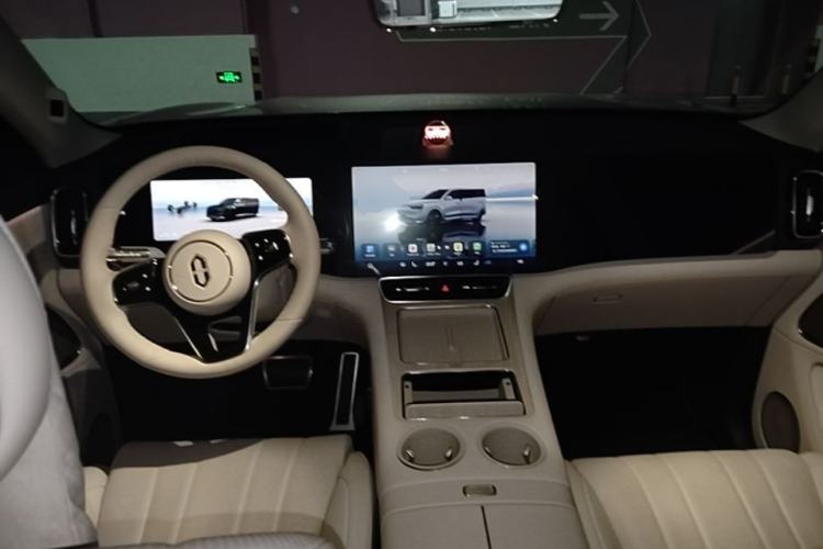 Used Hima AITO M8 2025 Extended-Range Max+ Version 53.4 kWh 6-Seater Edition Center Console