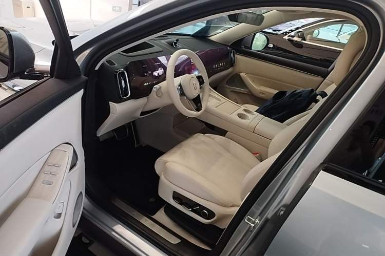 Used Hima AITO M8 2025 Extended-Range Max+ Version 53.4 kWh 5-Seater Edition Driver Seat