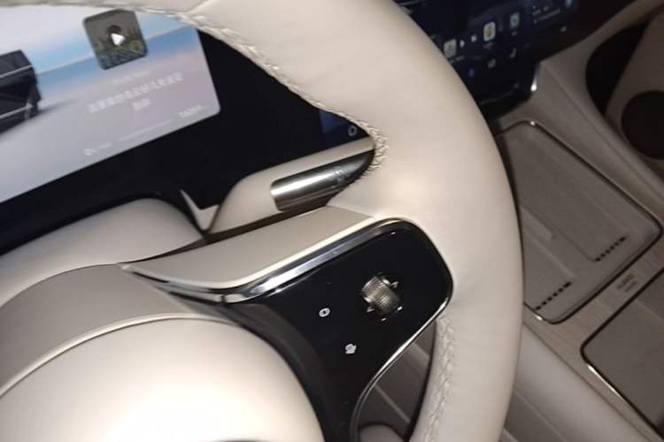 Used Hima AITO M8 2025 Extended-Range Max+ Version 53.4 kWh 6-Seater Edition Gear Lever
