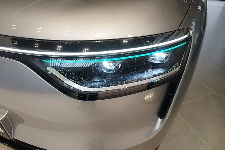 Used Hima AITO M8 2025 Extended-Range Max+ Version 53.4 kWh 5-Seater Edition Left Front Headlight