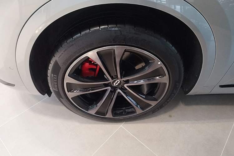 Used Hima AITO M8 2025 Extended-Range Max+ Version 53.4 kWh 5-Seater Edition Left Front Wheel Hub