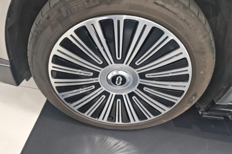 Used Hima AITO M8 2025 Extended-Range Max+ Version 53.4 kWh 5-Seater Edition Left Front Wheel Hub