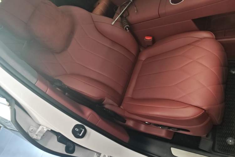 Used Hima AITO M8 2025 Extended-Range Max+ Version 53.4 kWh 5-Seater Edition Right Front Seat