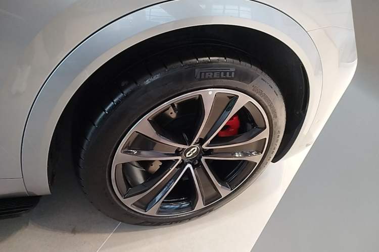 Used Hima AITO M8 2025 Extended-Range Max+ Version 53.4 kWh 5-Seater Edition Right Rear Wheel Hub