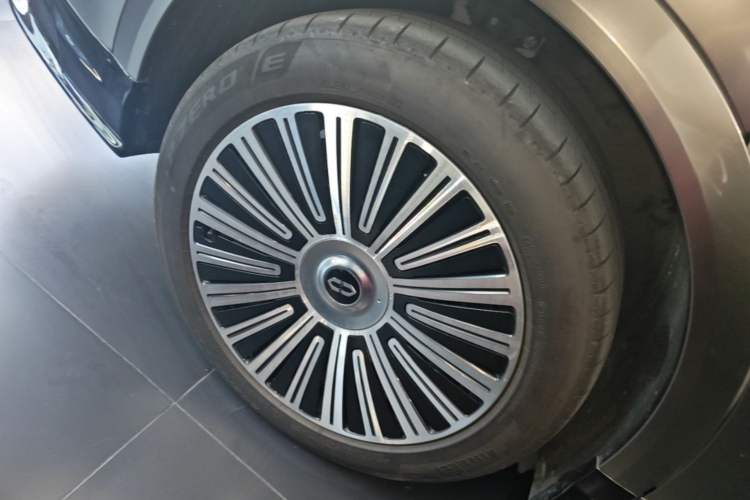 Used Hima AITO M8 2025 Extended-Range Max+ Version 53.4 kWh 5-Seater Edition Right Rear Wheel Hub
