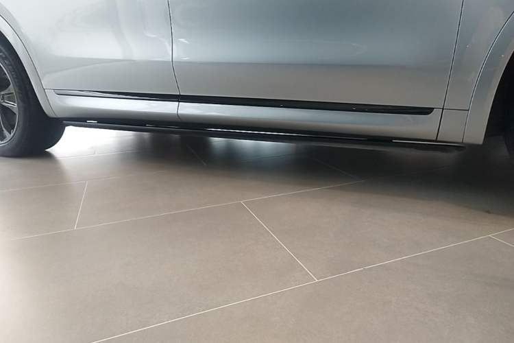 Used Hima AITO M8 2025 Extended-Range Max+ Version 53.4 kWh 5-Seater Edition Right Side Sill