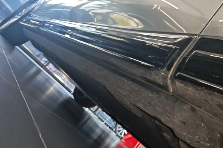 Used Hima AITO M8 2025 Extended-Range Max+ Version 53.4 kWh 5-Seater Edition Right Side Sill