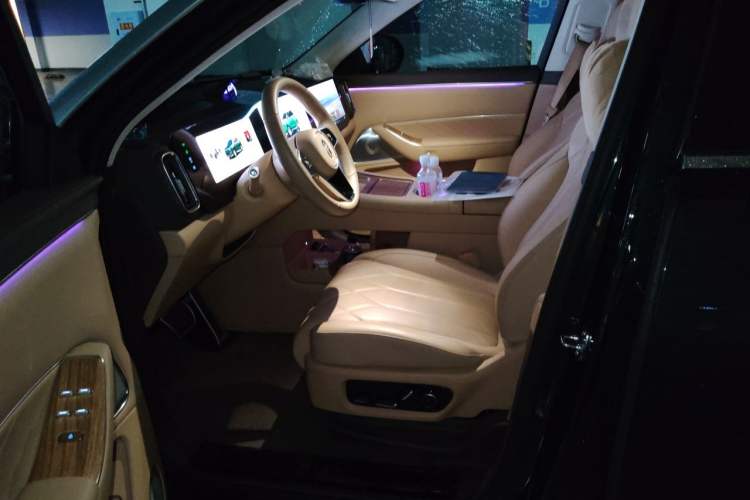 Used Hima AITO M8 2025 Extended-Range Max+ Version 53.4 kWh 6-Seater Edition Driver Seat