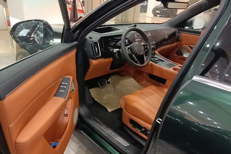 Used Hima AITO M8 2025 Extended-Range Max+ Version 53.4 kWh 5-Seater Edition Driver Seat
