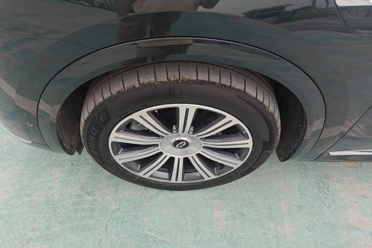 Used Hima AITO M8 2025 Extended-Range Max+ Version 53.4 kWh 6-Seater Edition Exterior 4