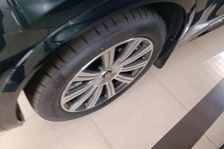 Used Hima AITO M8 2025 Extended-Range Max+ Version 53.4 kWh 6-Seater Edition Exterior 4