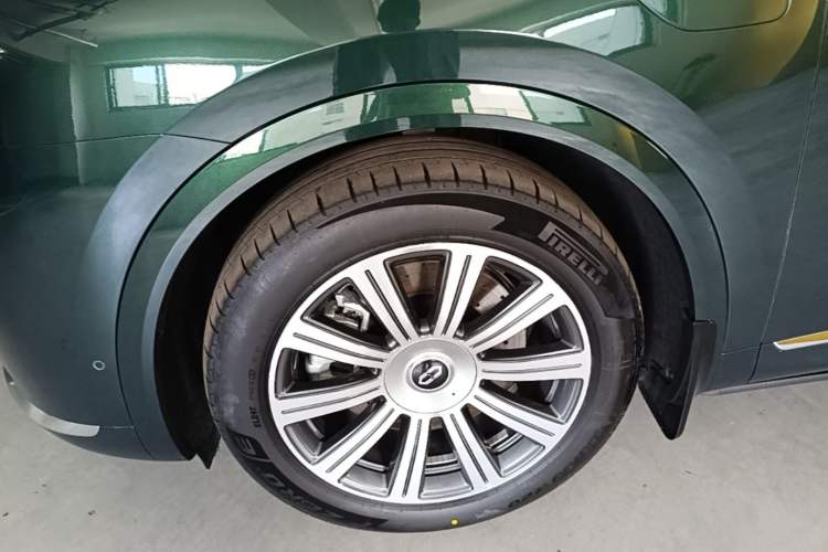 Used Hima AITO M8 2025 Extended-Range Max+ Version 53.4 kWh 6-Seater Edition Exterior 4