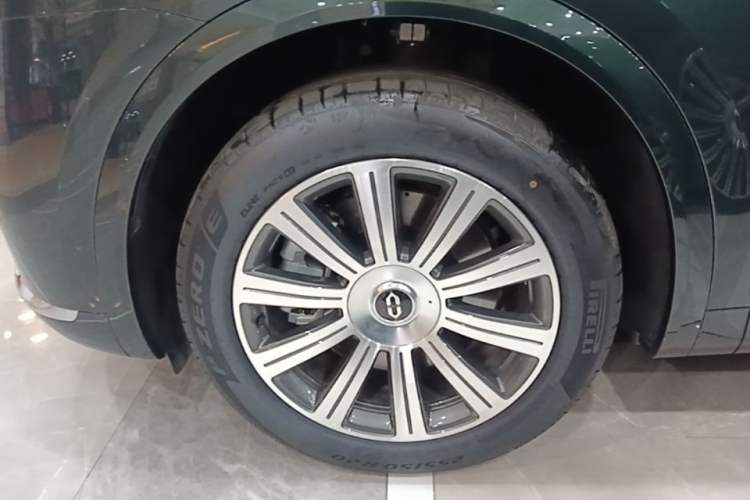 Used Hima AITO M8 2025 Extended-Range Max+ Version 53.4 kWh 5-Seater Edition Exterior 4
