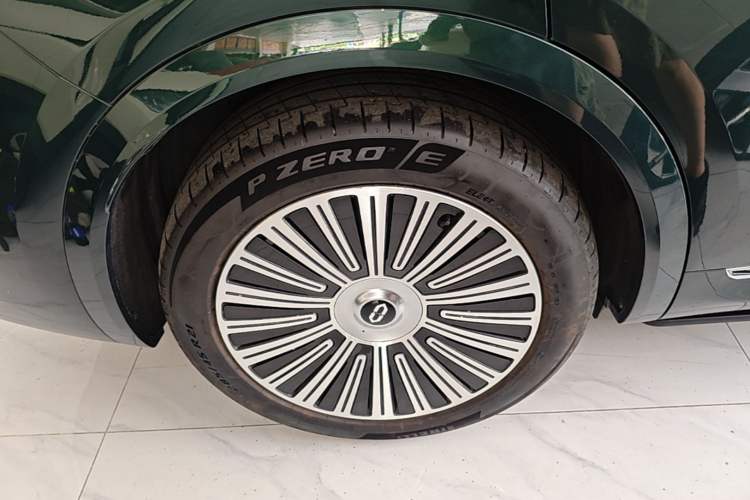 Used Hima AITO M8 2025 Extended-Range Ultra Version 53.4 kWh 6-Seater Edition Exterior 5