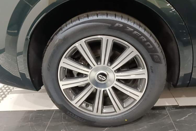 Used Hima AITO M8 2025 Extended-Range Max+ Version 53.4 kWh 5-Seater Edition Exterior 5