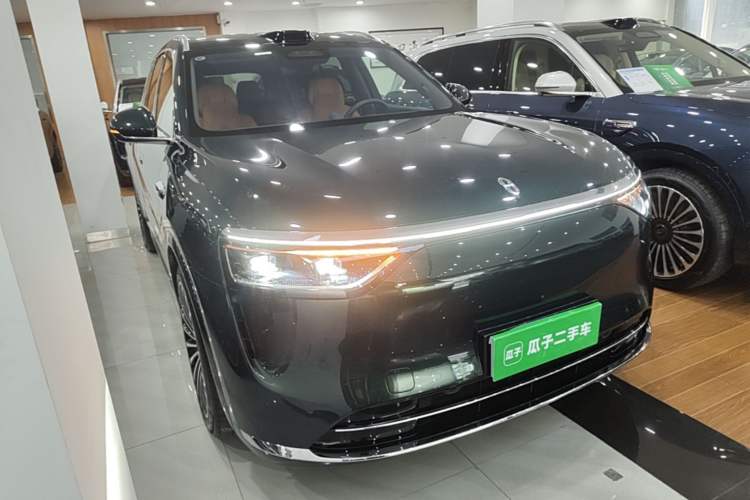 Used Hima AITO M8 2025 Extended-Range Ultra Version 53.4 kWh 6-Seater Edition Front Right 45 Deg