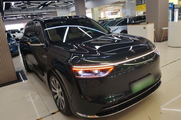 Used Hima AITO M8 2025 Extended-Range Max+ Version 53.4 kWh 5-Seater Edition Front Right 45 Deg