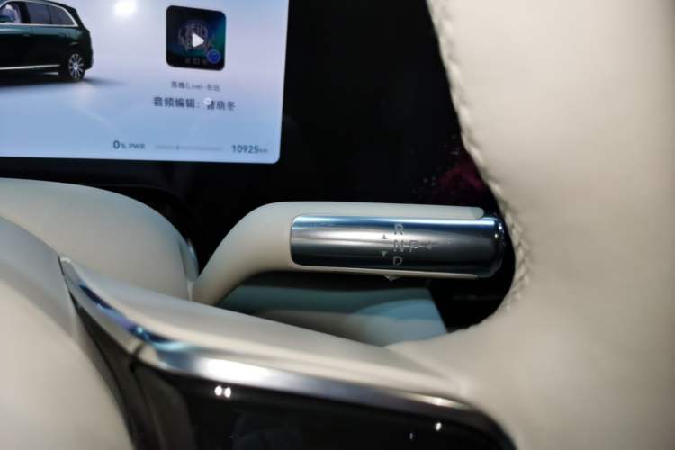Used Hima AITO M8 2025 Extended-Range Max+ Version 53.4 kWh 5-Seater Edition Gear Lever
