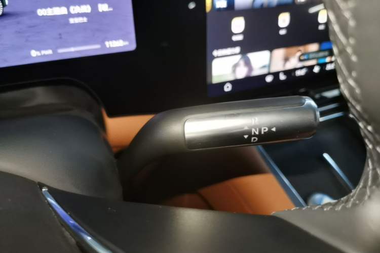 Used Hima AITO M8 2025 Extended-Range Ultra Version 53.4 kWh 6-Seater Edition Gear Lever