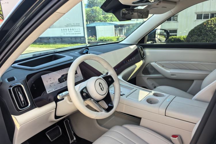 Used Hima AITO M8 2025 Extended-Range Max+ Version 53.4 kWh 6-Seater Edition Interior 1