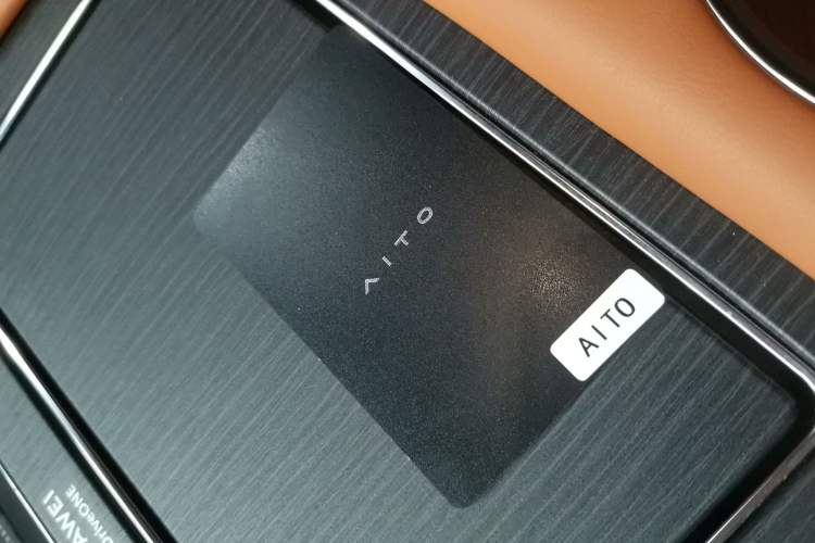 Used Hima AITO M8 2025 Extended-Range Ultra Version 53.4 kWh 6-Seater Edition Interior 1