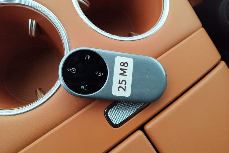 Used Hima AITO M8 2025 Extended-Range Ultra Version 53.4 kWh 6-Seater Edition Interior 1