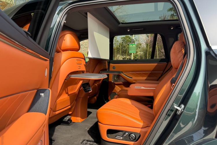 Used Hima AITO M8 2025 Extended-Range Ultra Version 53.4 kWh 6-Seater Edition Interior 2