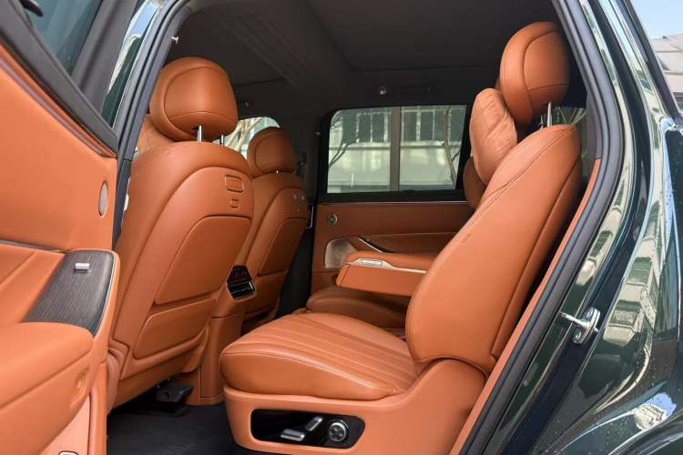 Used Hima AITO M8 2025 Extended-Range Ultra Version 53.4 kWh 6-Seater Edition Interior 3