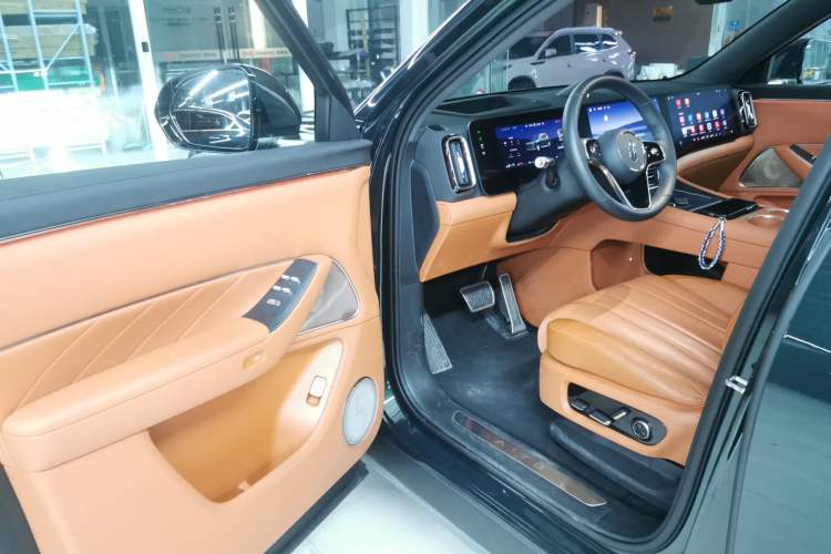 Used Hima AITO M8 2025 Extended-Range Max+ Version 53.4 kWh 6-Seater Edition Interior 3